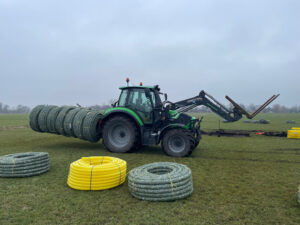 Tractor-met-drainage-buizen