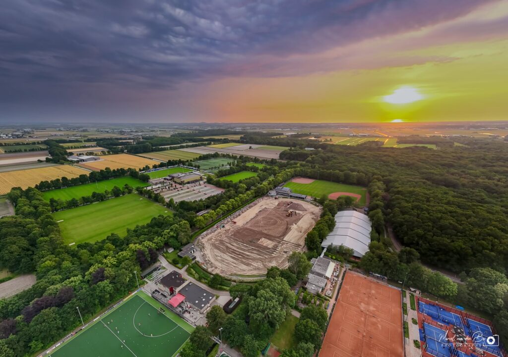 werkzaamheden atletiekbaan De Spartaan in Lisse van bovenaf gefotografeerd